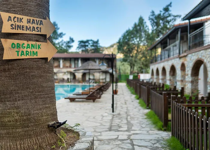 לינה וארוחת בוקר Alados 2*